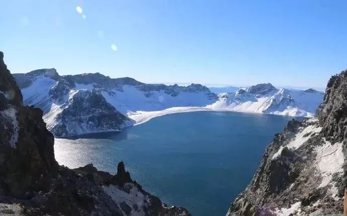 旅游出行板块走高，长白山涨停，西藏旅游等大涨