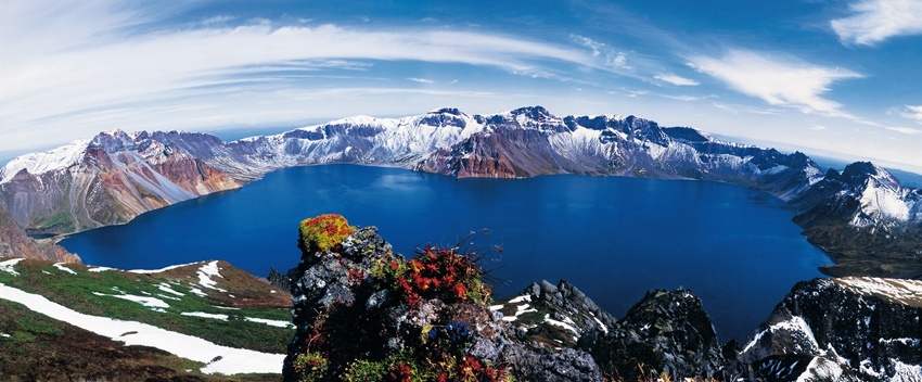 旅游出行板块走高，长白山涨停，西藏旅游等大涨