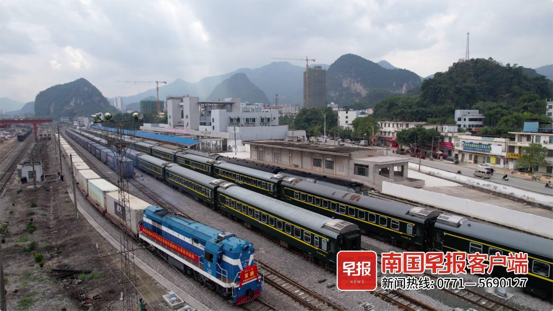 铁路首趟救灾物资专列抵达日喀则 多方警力护航物资转运
