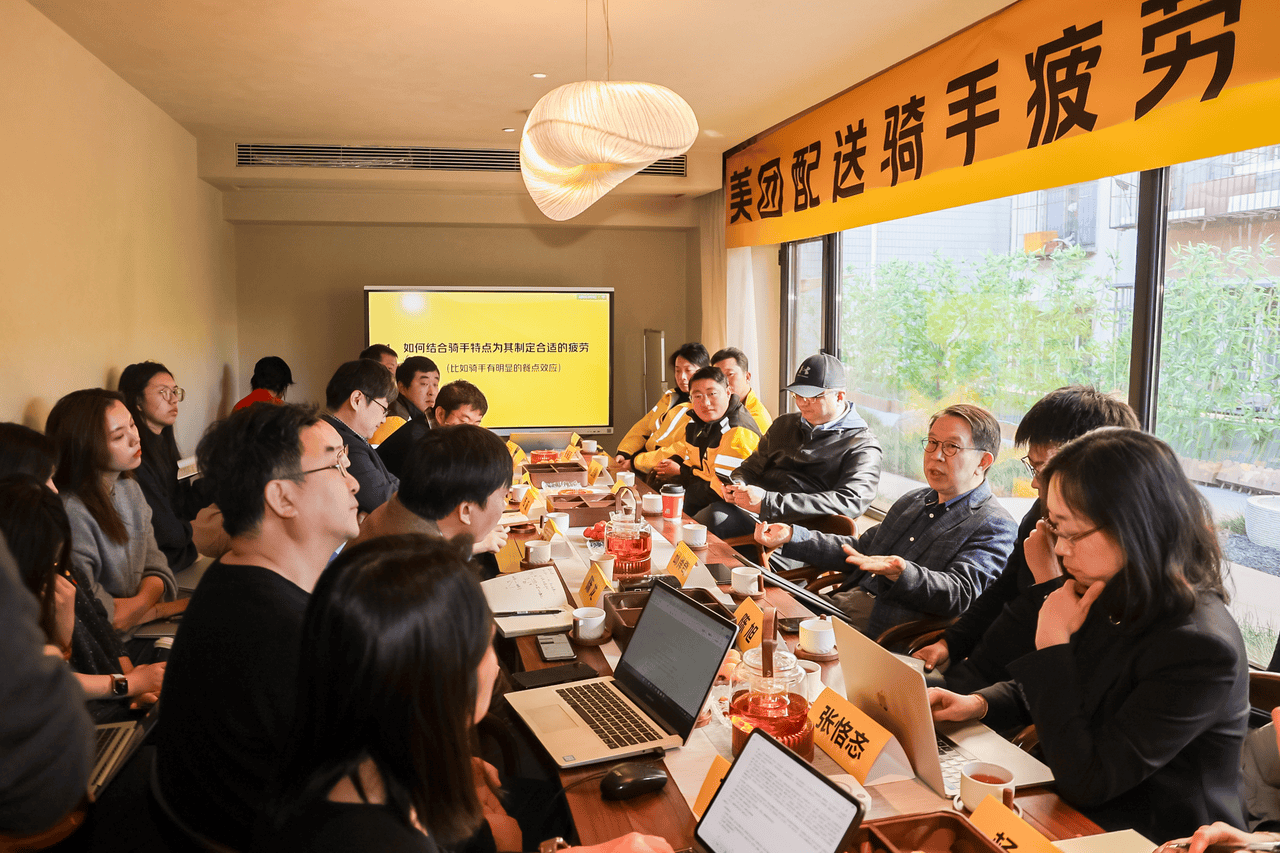 美团启动骑手养老保险试点；饿了么上线“AI入驻智能经理”｜未来商业早参