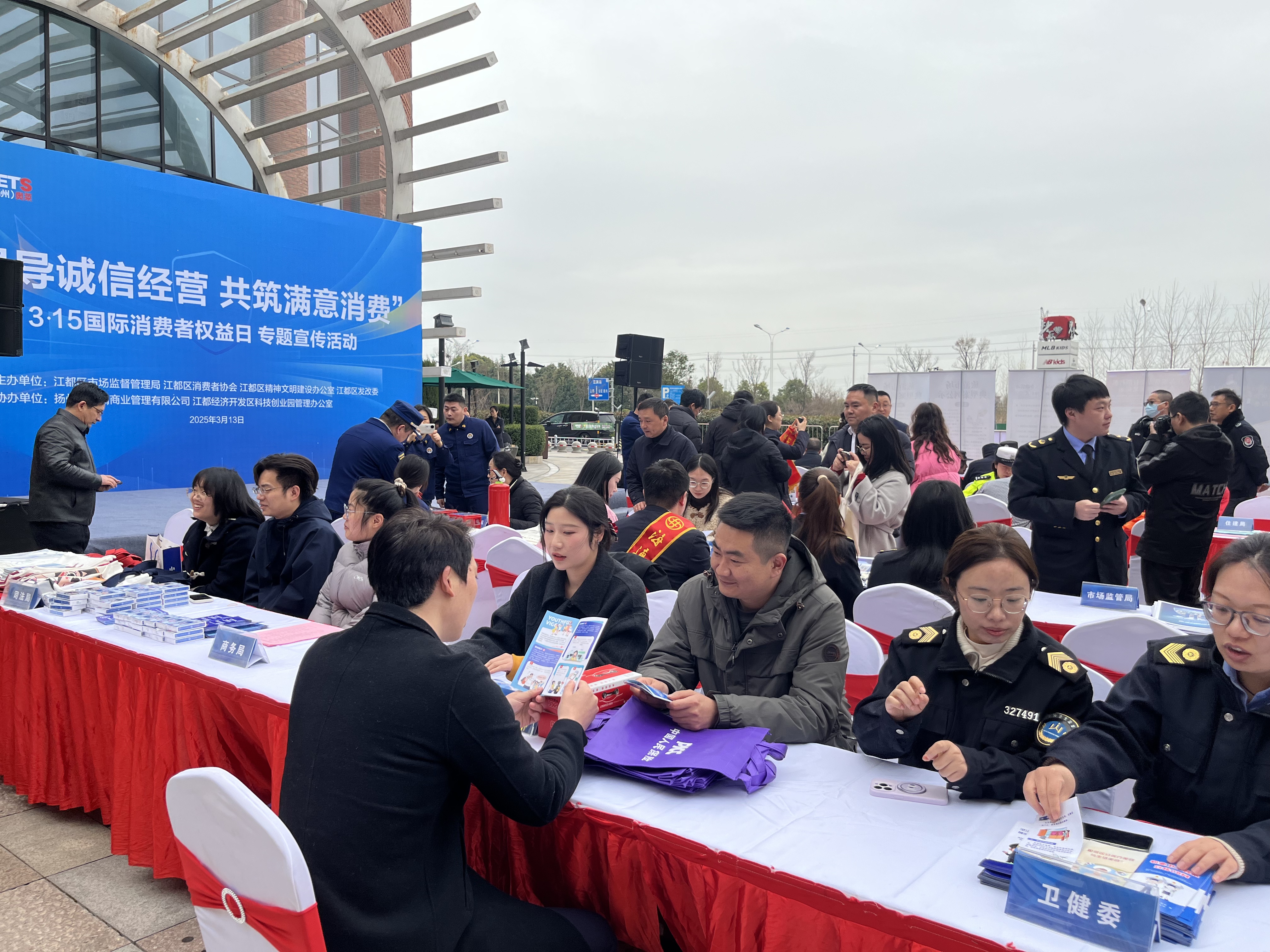 2025中国金融服务行业全景调研及市场规模、未来前景分析_人保伴您前行,人保有温度