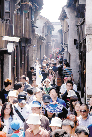 “五一”入境游热度攀升 游客带着大旅行箱来“扫货”