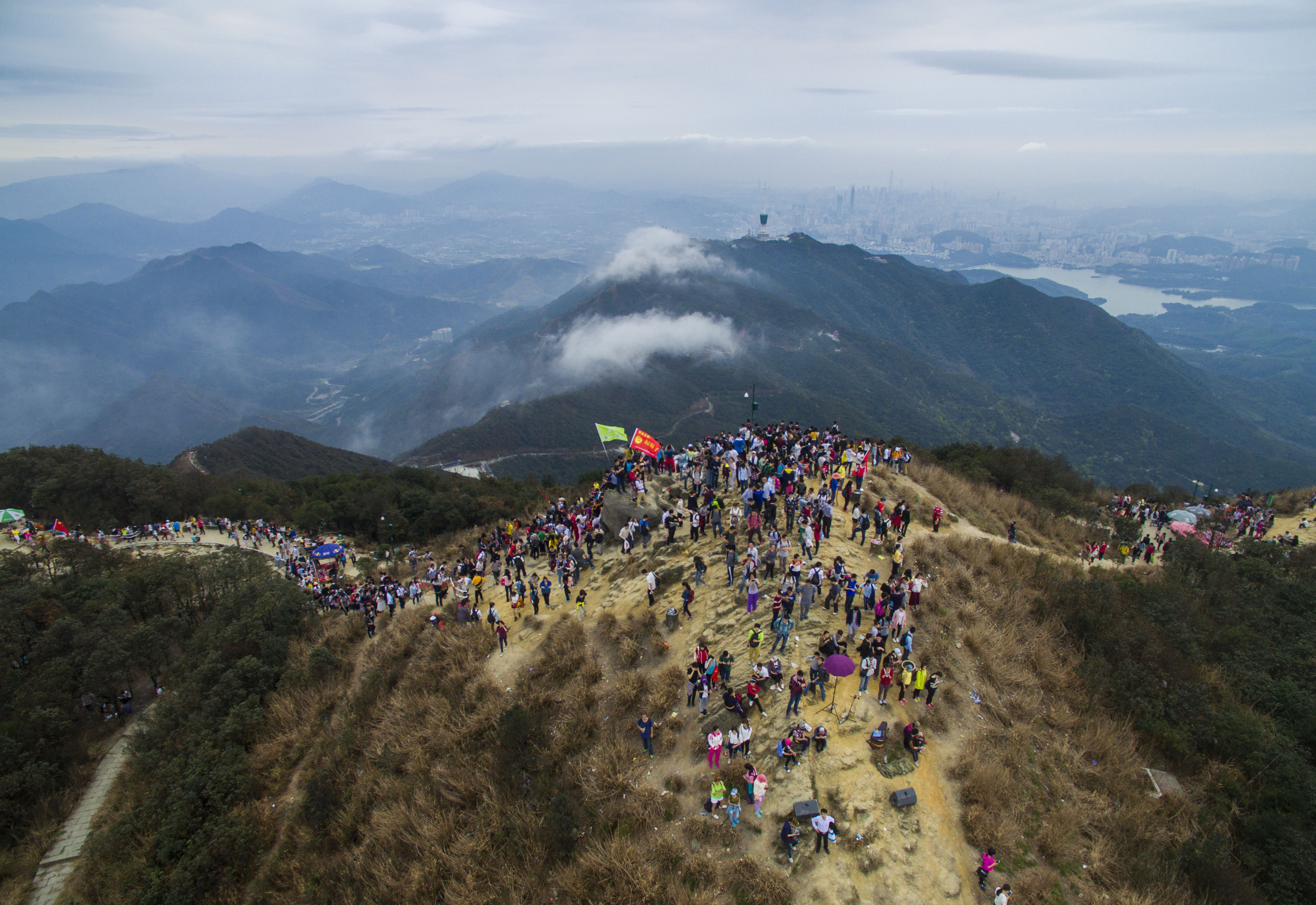 今春已至少10人成功登顶干城章嘉峰