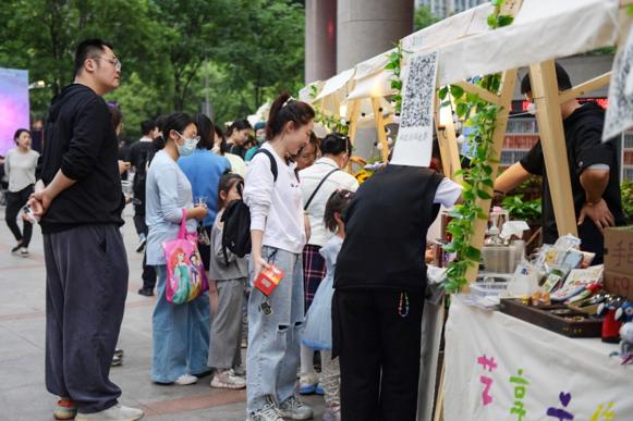成都再添打卡新地标！茶百道宽窄巷子旗舰店开启非遗元素+手作茶饮新风尚