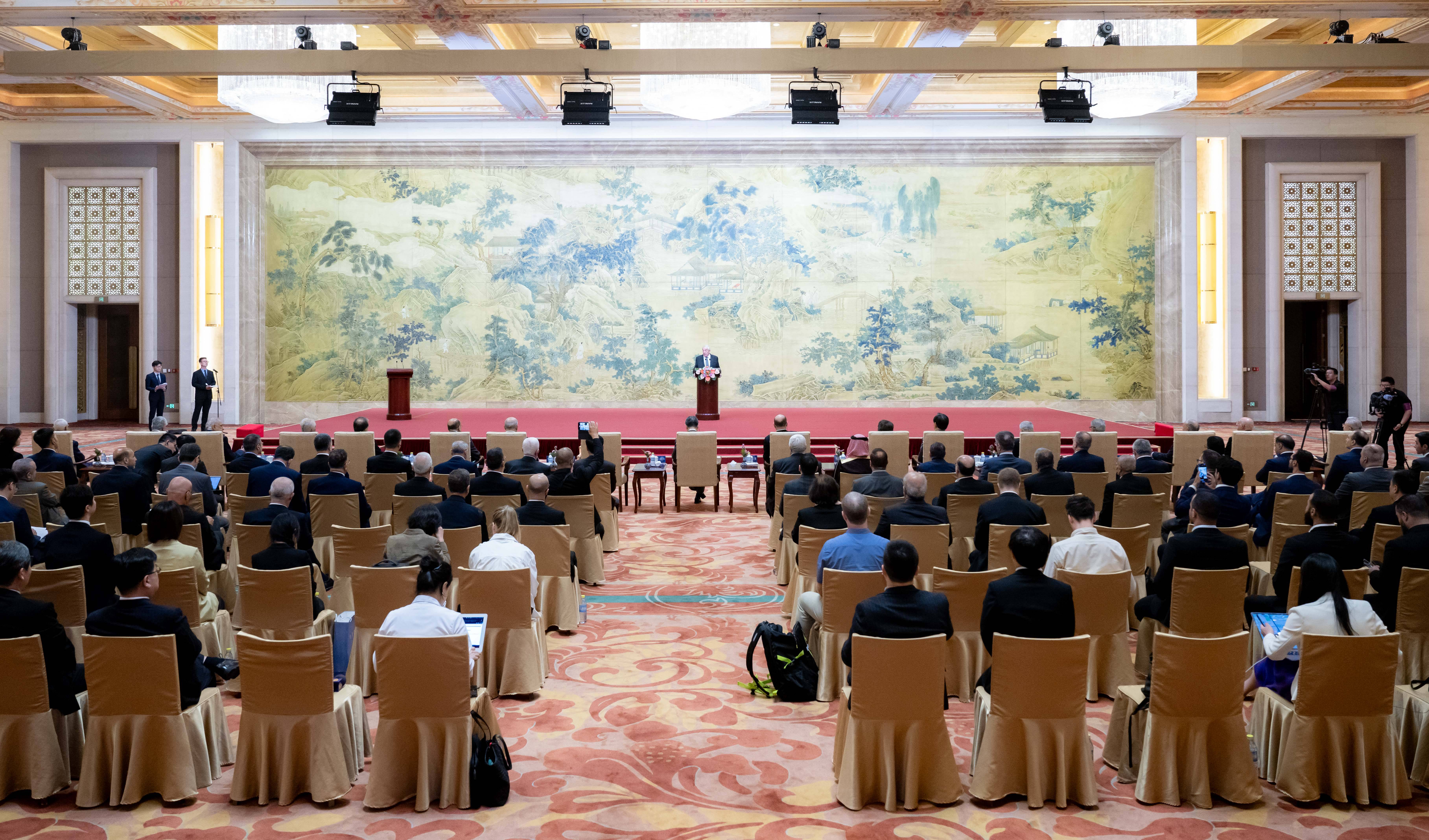 新华鲜报丨世界海洋日,“雪龙2”号带来极地海洋新故事