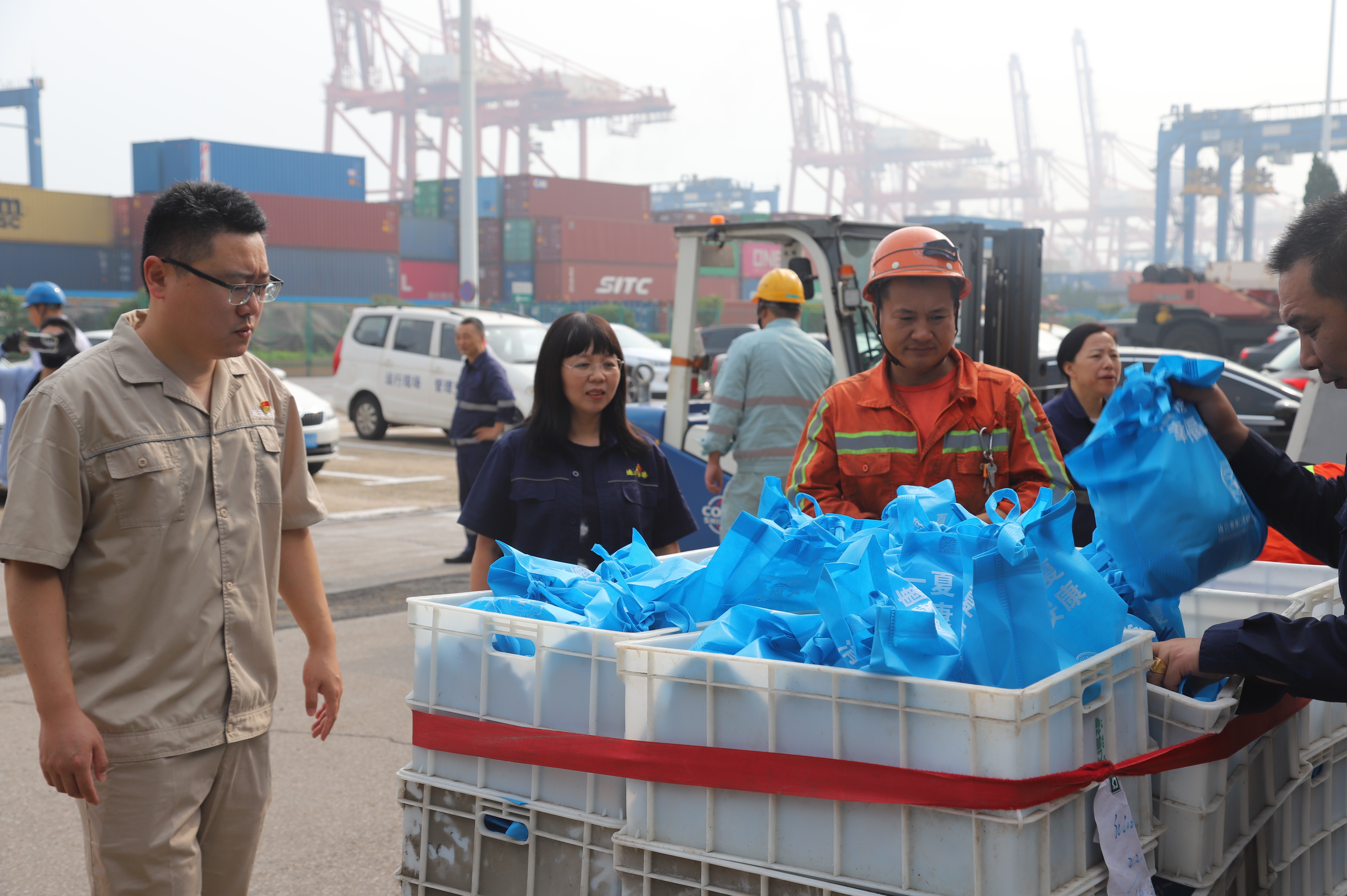 连云港：公司主营业务为港口码头装卸、堆存业务
