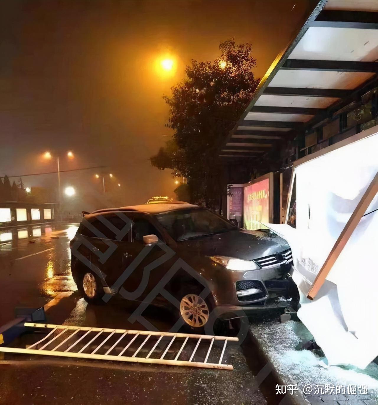 男子鸣笛引路人不满，强行驾车驶离致1死4伤