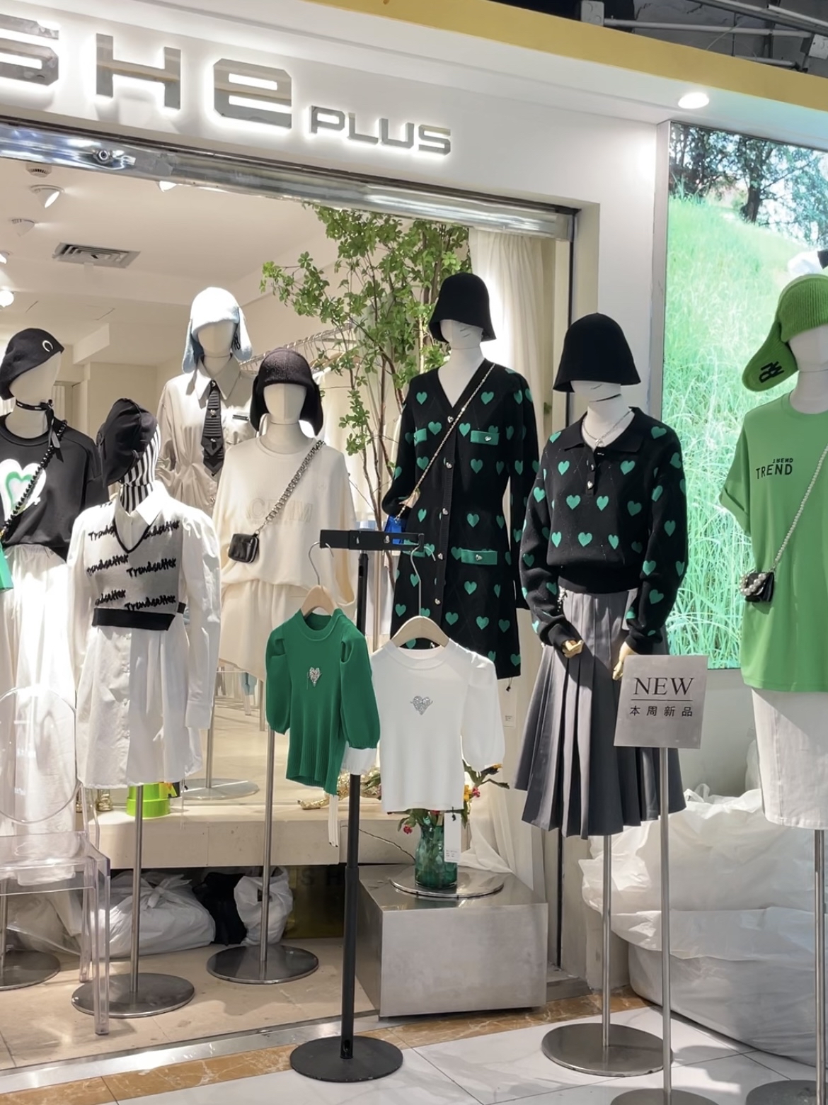 探店1天丨这家药店，为何“外地旅客提着行李箱来打卡”？