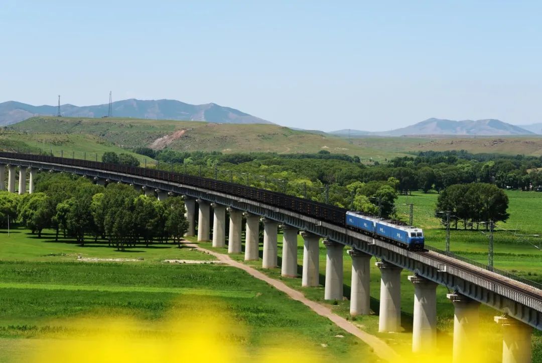 上半年国家铁路发送货物19.8亿吨，同比增长3%