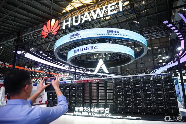 “全球首发”“中国首秀”彰显人工智能向“新”力