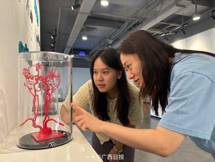 在毫米级脑血管中“自动导航”！AI机器人如何帮助医生做手术？