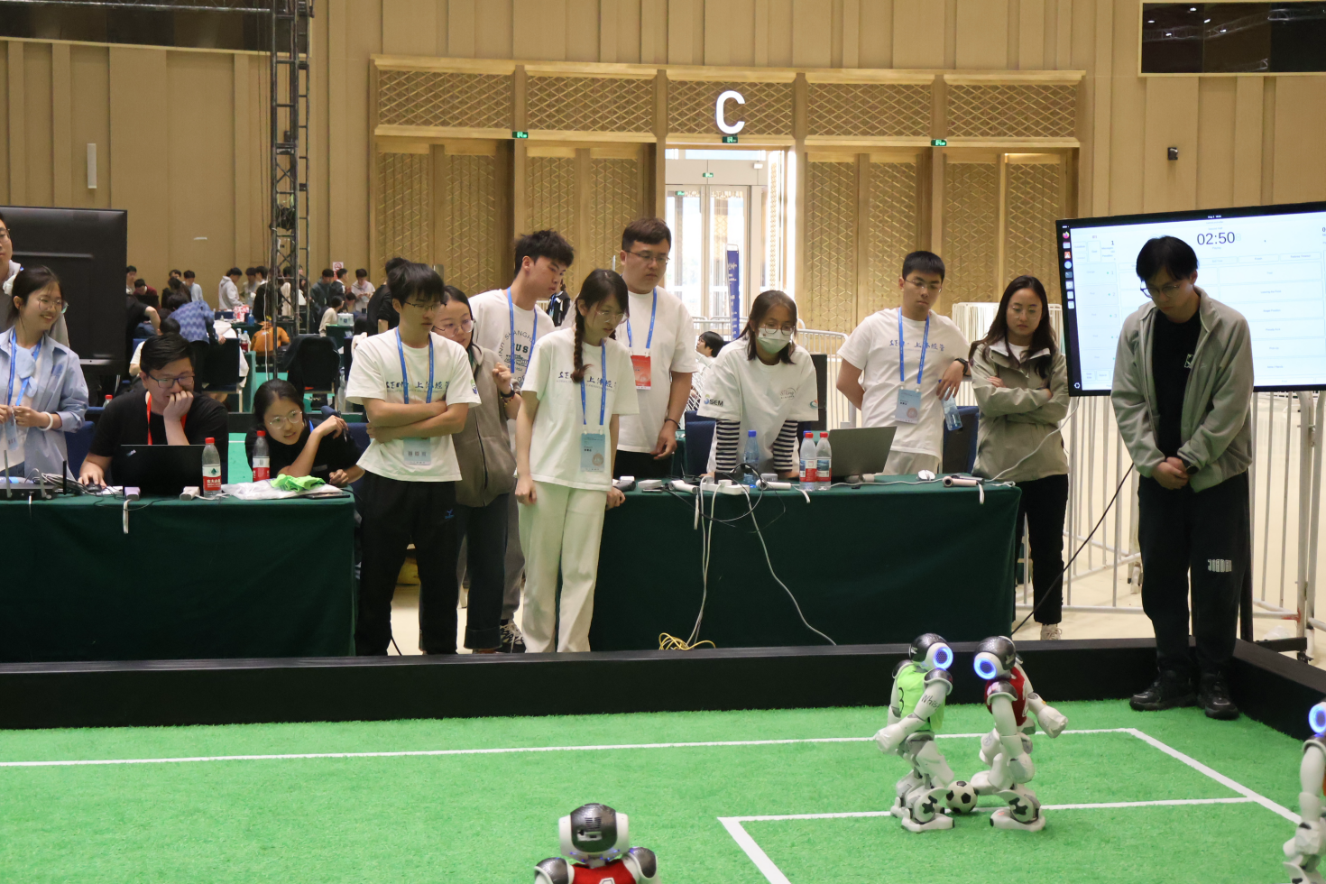 秀我中国丨来,和机器人足球世界杯冠军队踢一场!