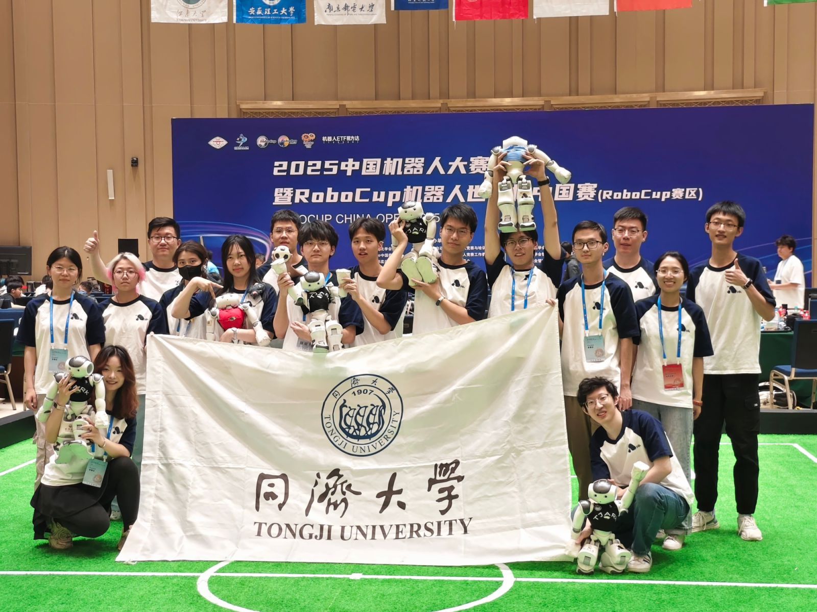 秀我中国丨来,和机器人足球世界杯冠军队踢一场!