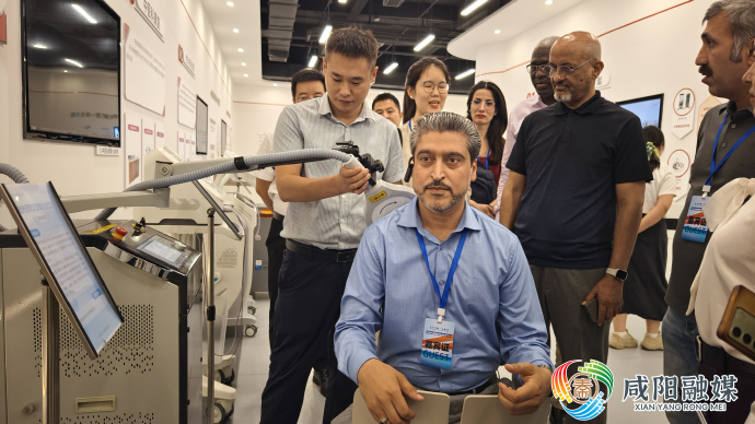 （活力中国调研行）在沙地里“追风逐日”：从“金色沙海”到“绿色蓝海”