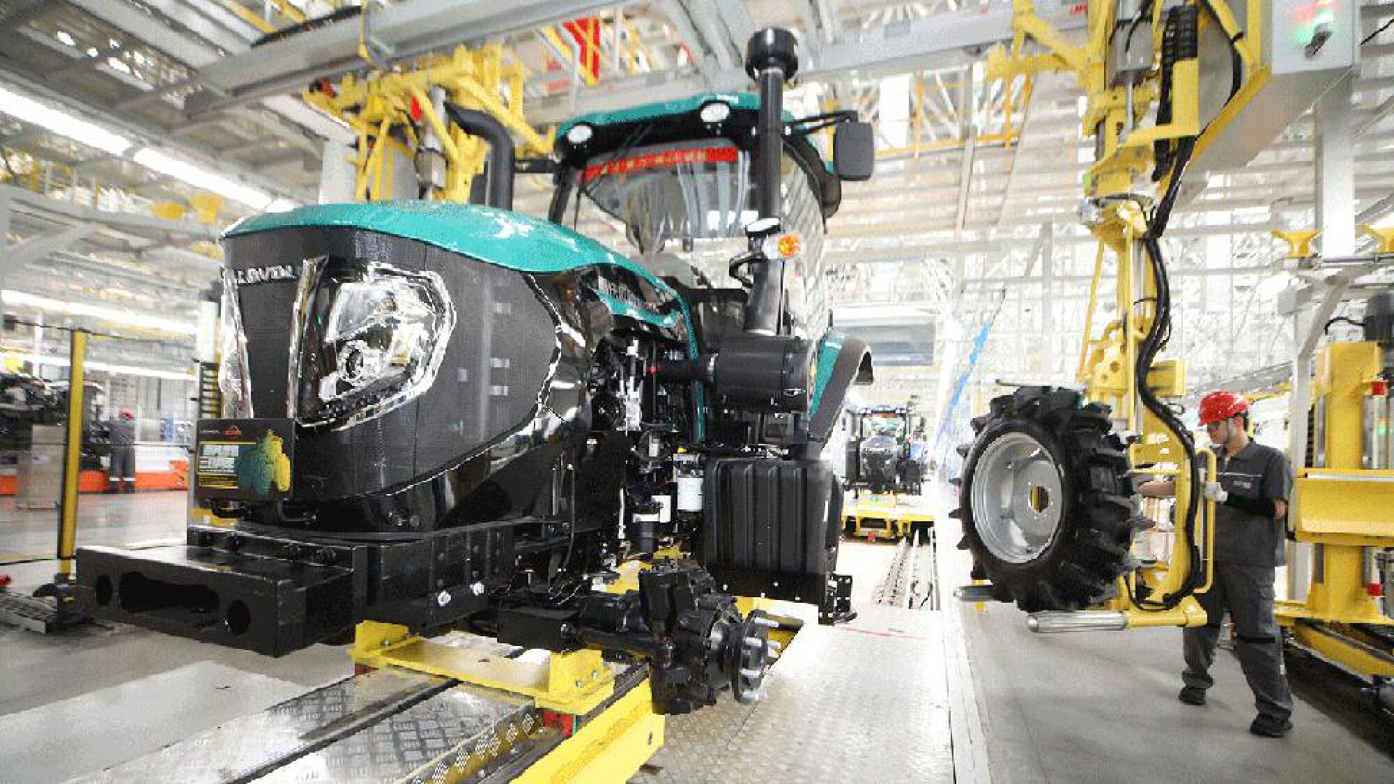 全球最大混合动力轮式拖拉机长沙下线