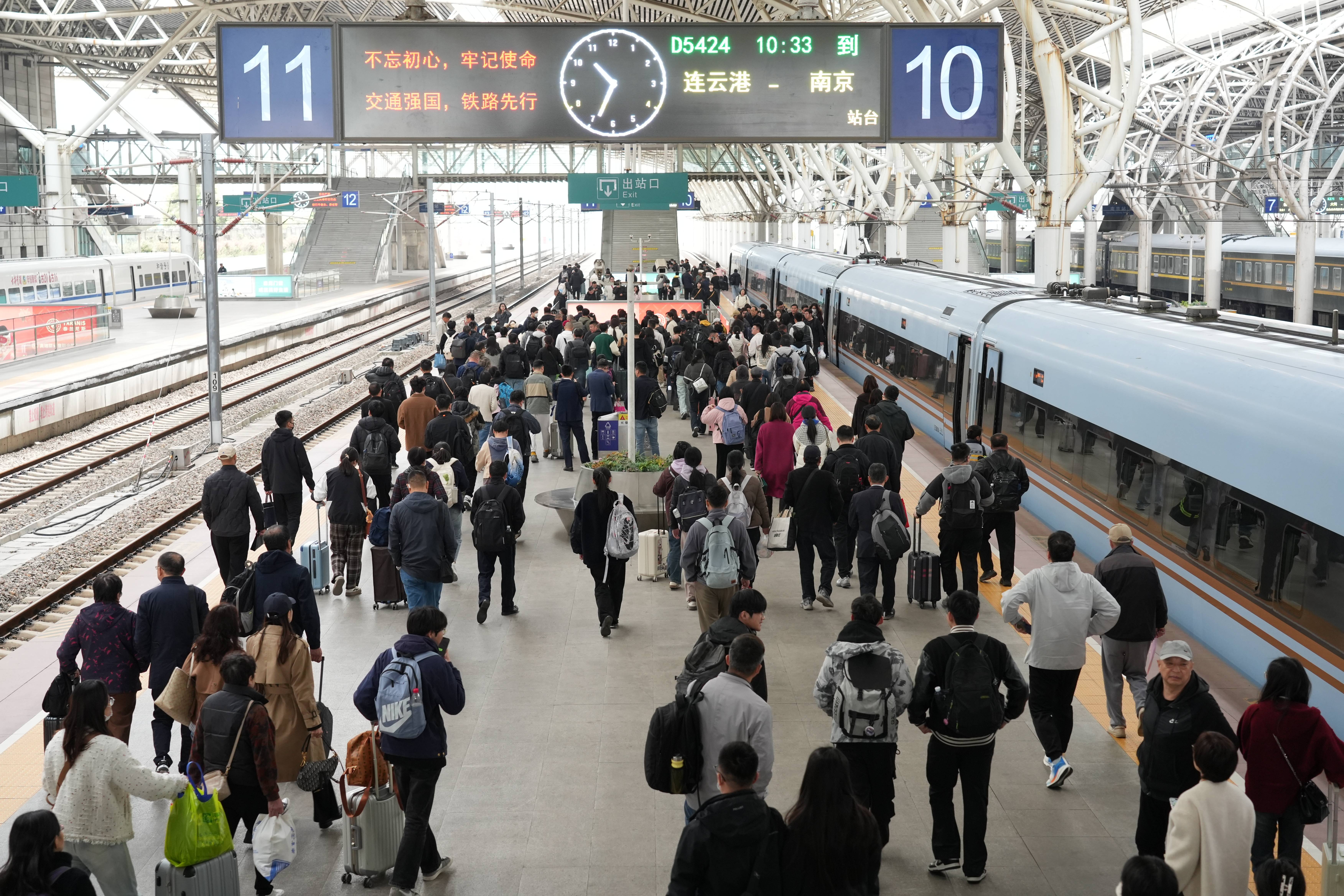 长假客流最高峰！全国铁路1日预计发送旅客2300万人次