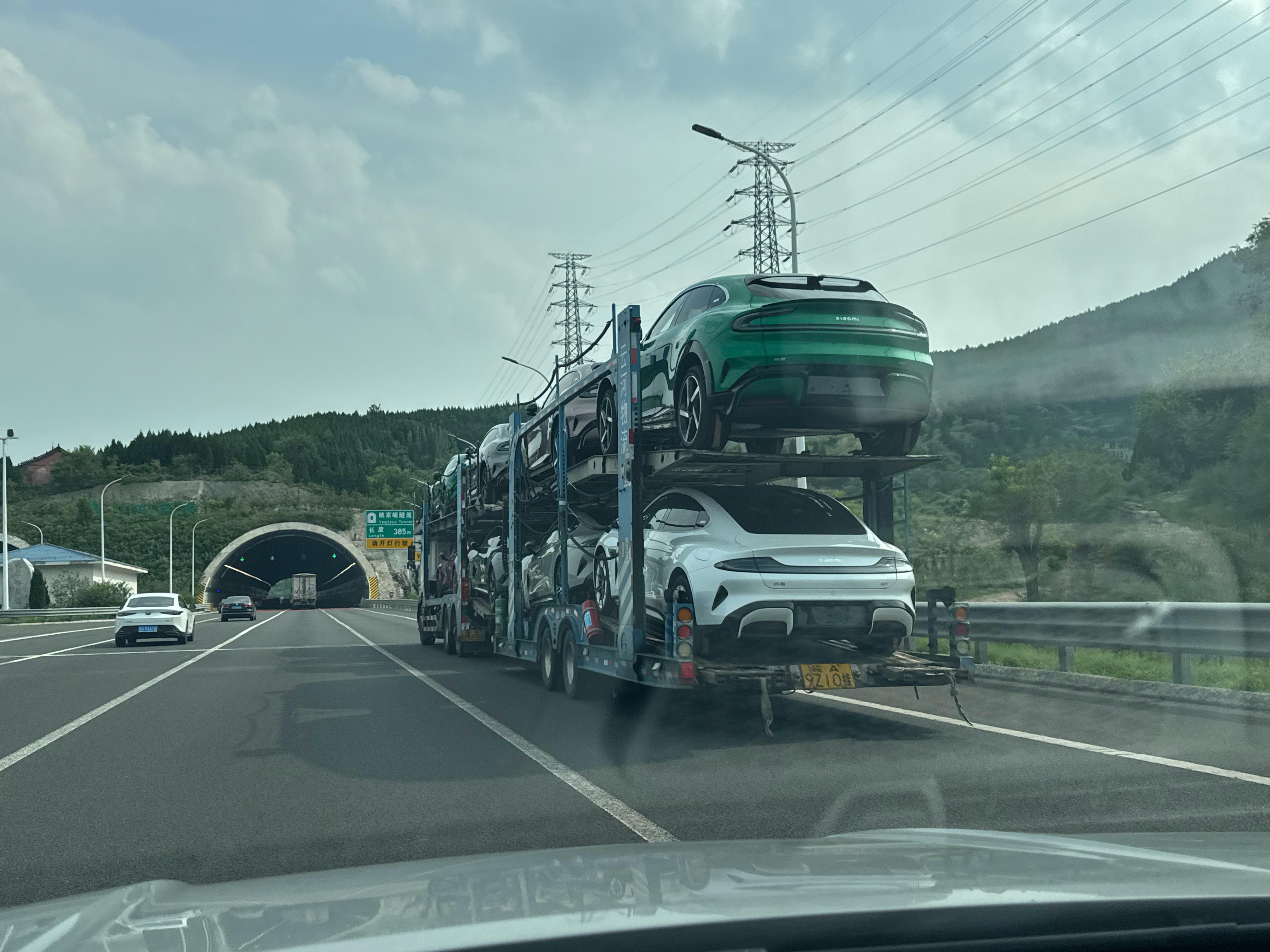 小米官方回应“汽车突然自己开走”：排除车辆质量问题，系收到手机发出的泊车辅助指令，启动泊出车位，客服沟通不准确造成误会