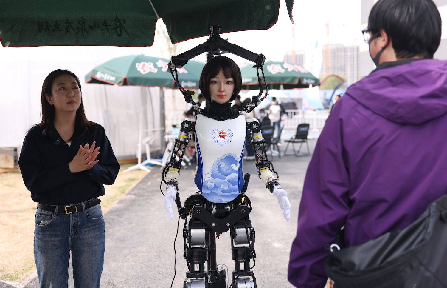 逐际动力全尺寸人形机器人Oli实现全自主捡网球