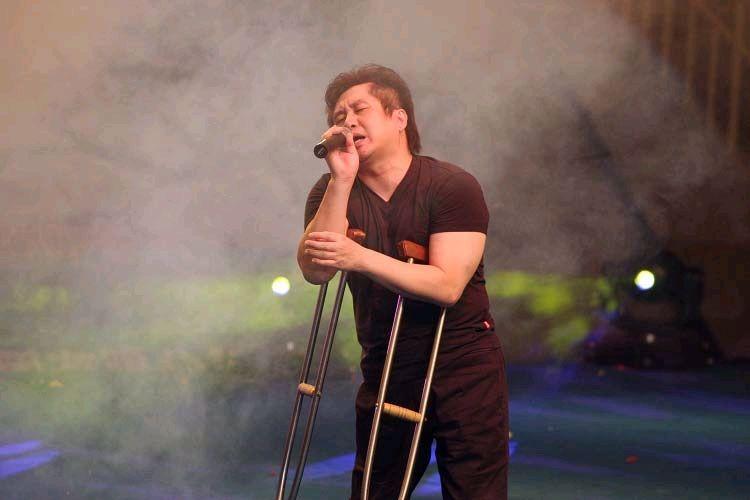 知名歌手郑智化怒斥深圳机场“没人性”,他只能“连滚带爬进飞机”!深圳机场道歉