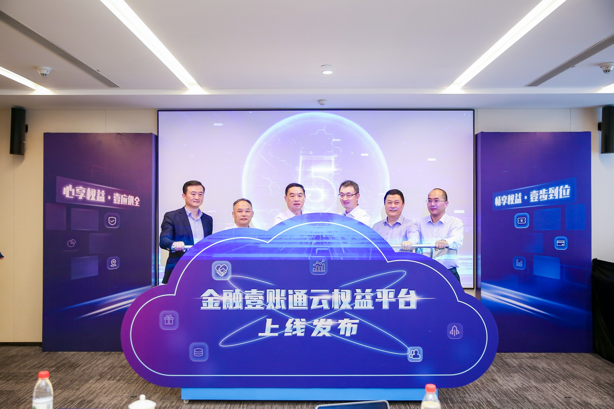 经纬早班车|银行、对冲基金争抢黄金交易员;荷美尔在美召回冷冻无骨鸡肉