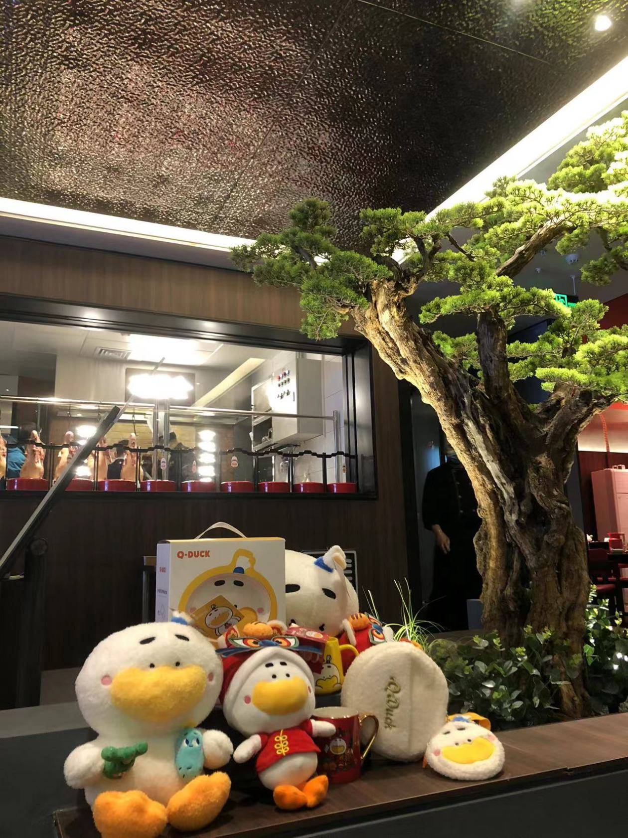 高端定位难抵消费降级冲击,全聚德前三季度扣非净利暴降超七成,毛利率较高点断崖式下跌