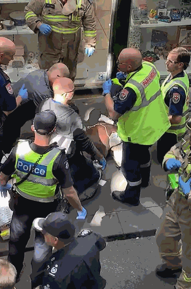 英国警方确认火车持刀袭击事件非恐袭