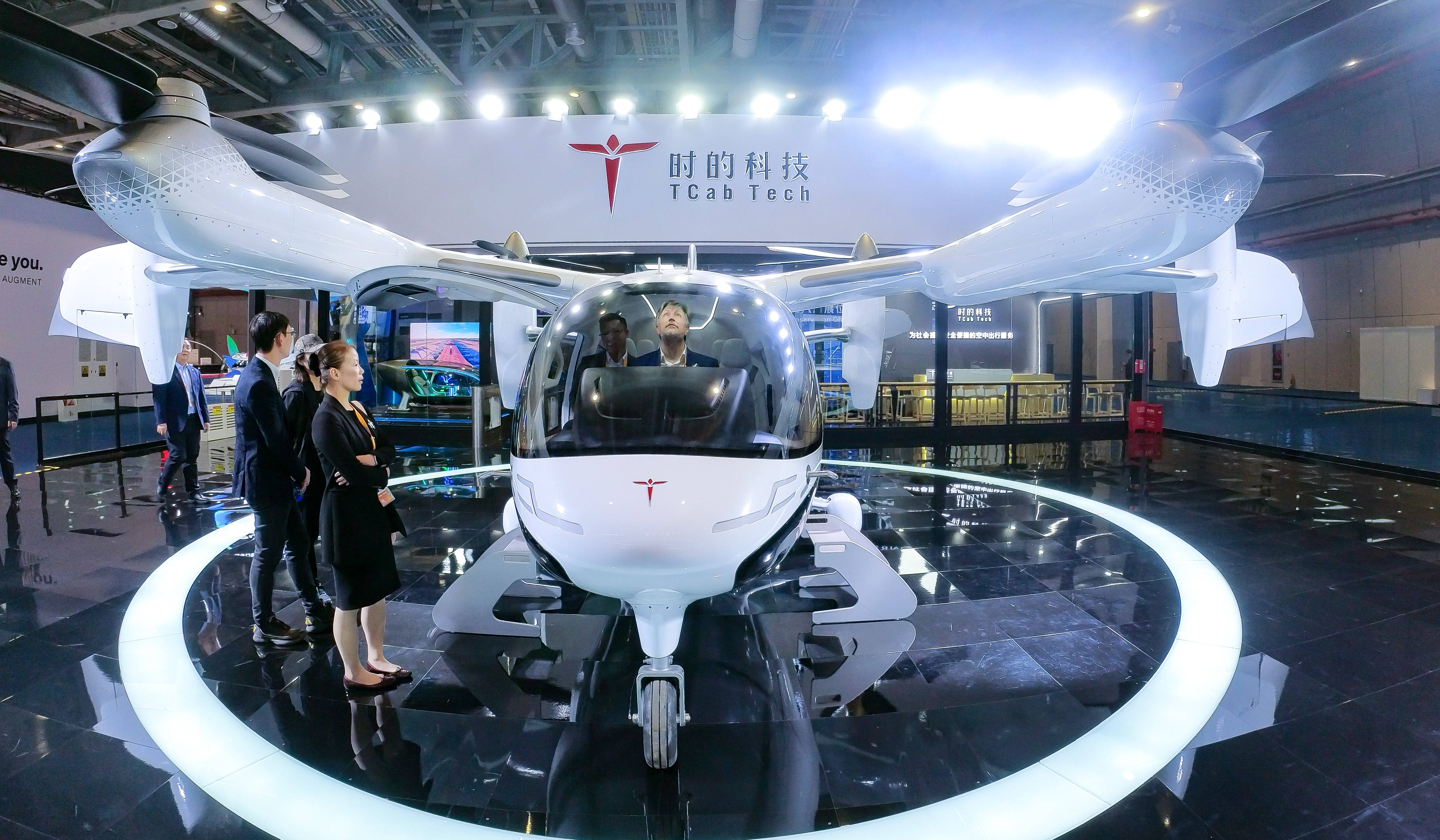 特斯拉无人驾驶电动车亮相!实探进博会上的“黑科技”“洋特产”丨聚焦第八届进博会