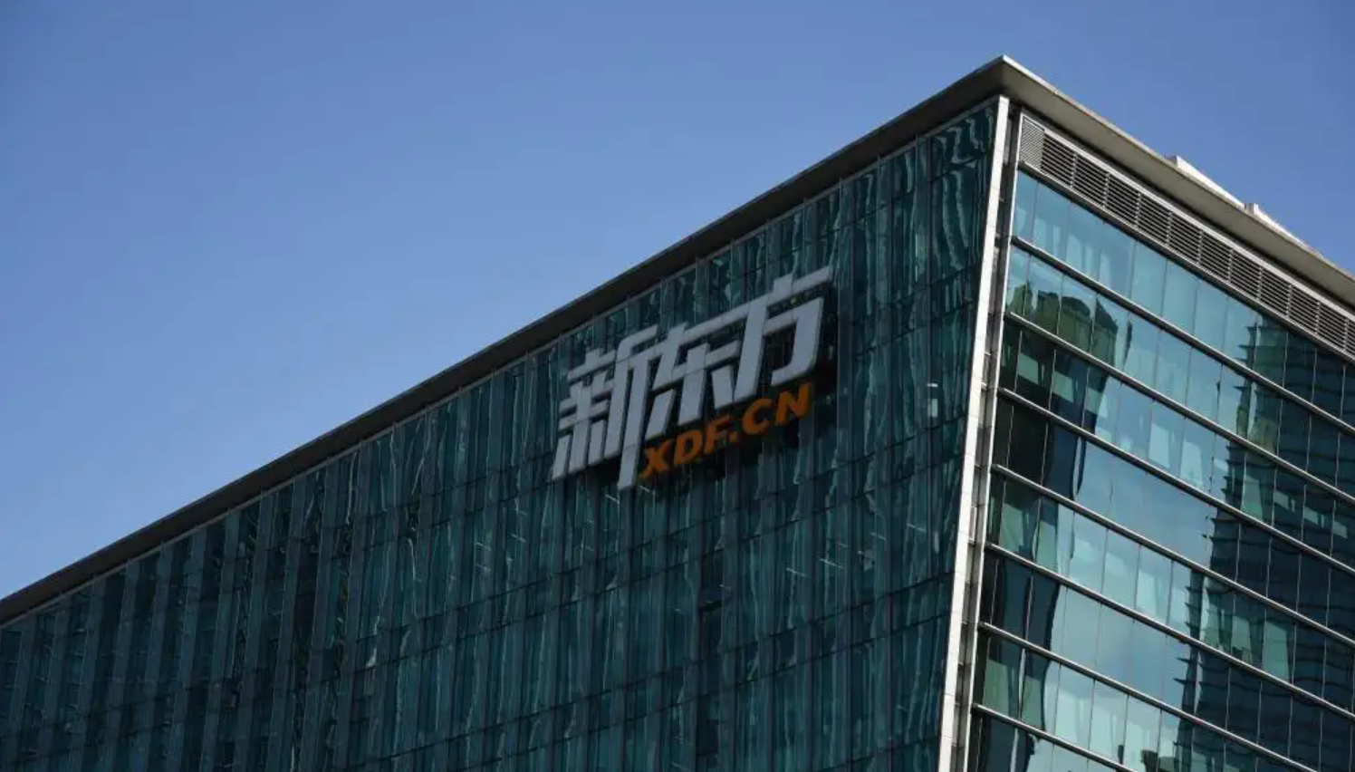 浙文影业董事黄春洪减持10万股，减持金额38.3万元