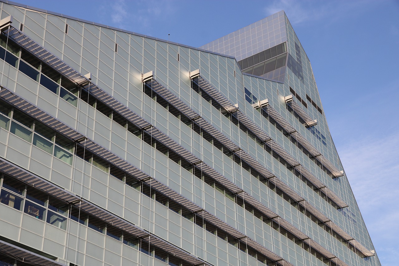 东方雨虹甩卖资产回款背后，偿债风险高悬，业绩七连降