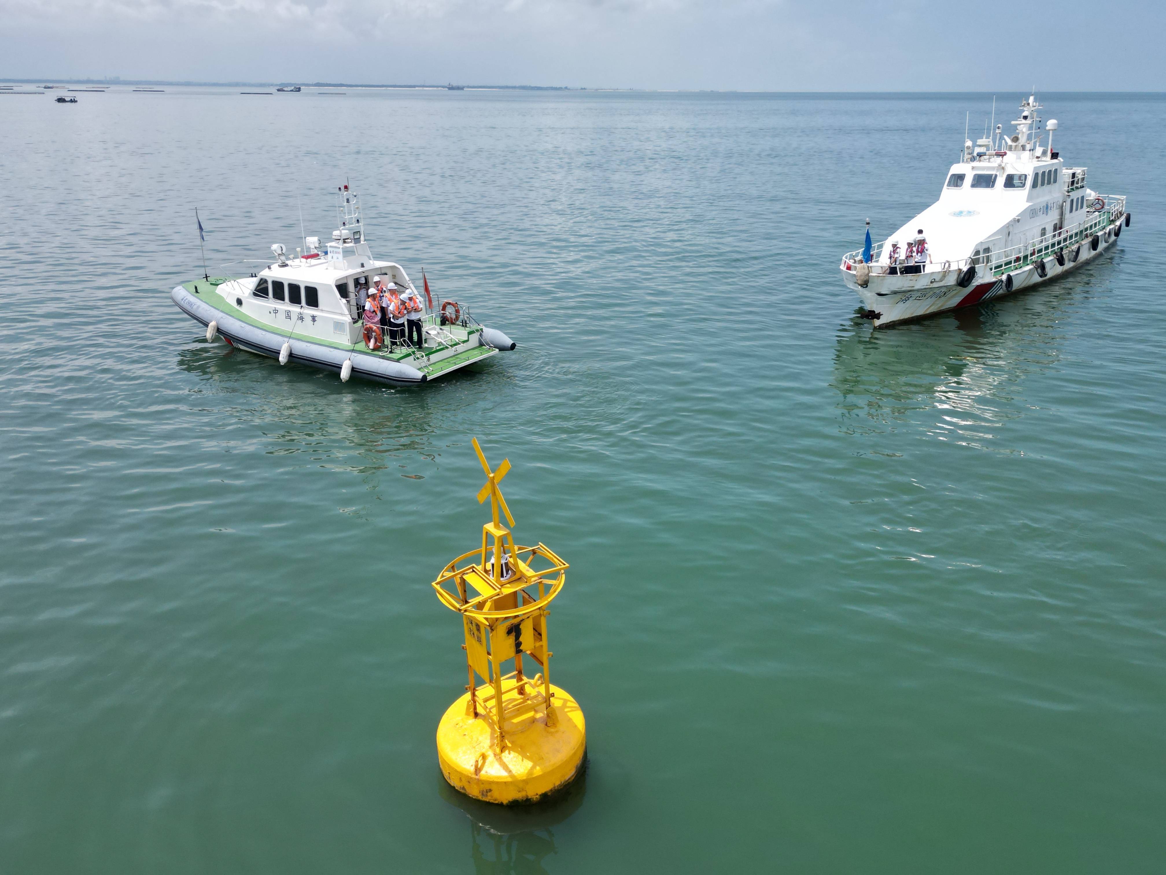 世界最大抓斗挖泥船现身广西北部湾海域