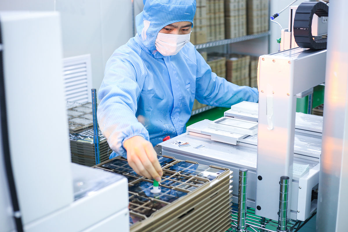 科研人员研发“闪速退火”工艺 一秒“炼”就晶圆级高性能储能薄膜