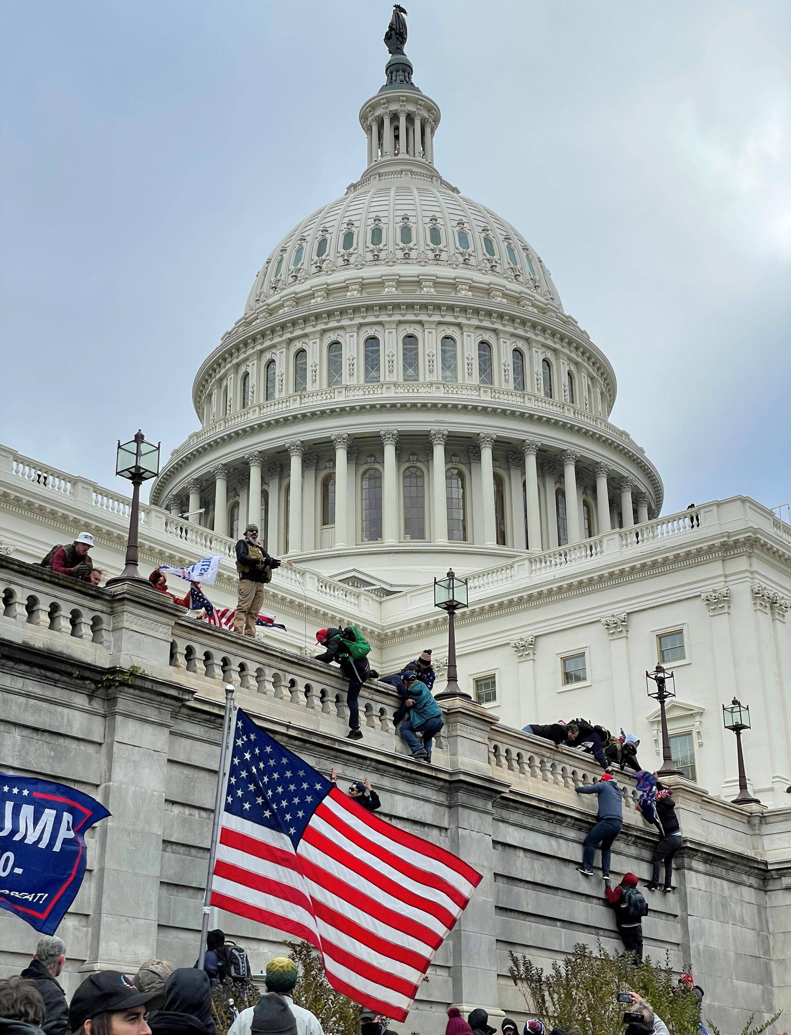 今晚8点半，美国重要数据发布；美股三大期指齐涨；马斯克再度炮轰特朗普“大而美法案”；Needham下调苹果评级【美股盘前】