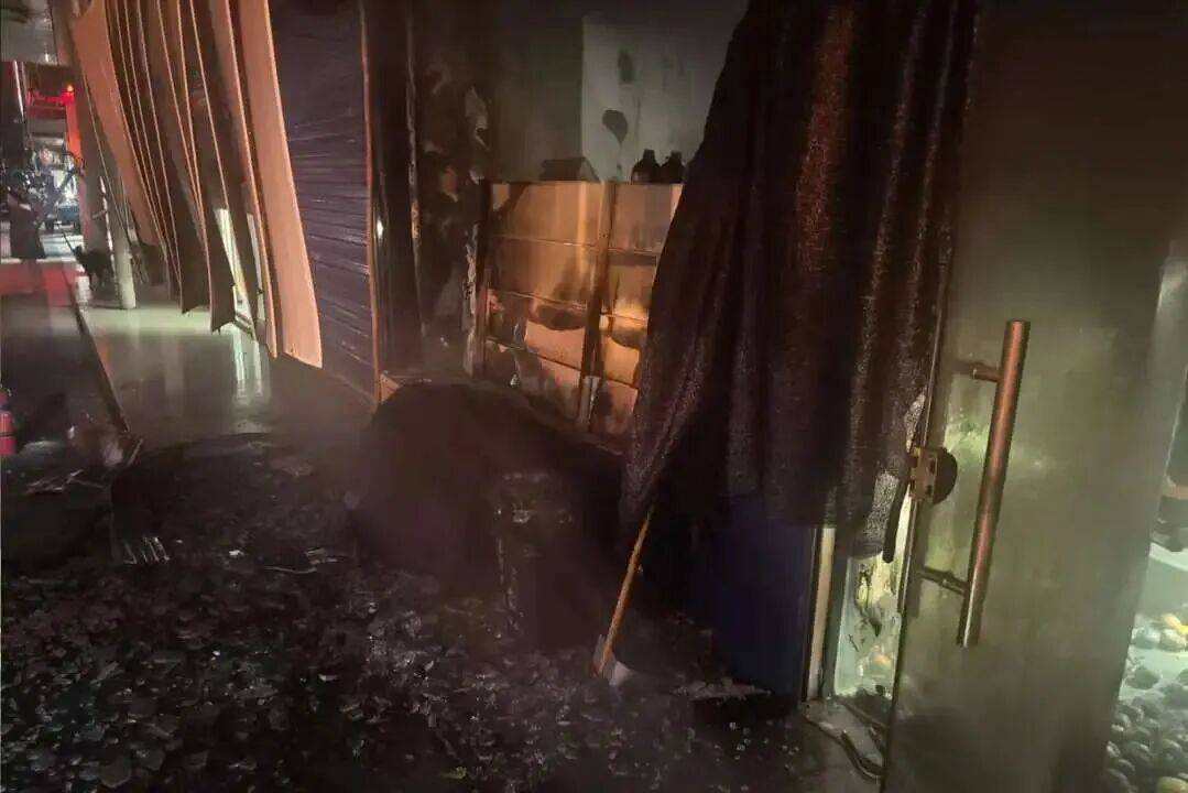 香港大埔火灾现场直击:明火逐渐被扑灭,消防员即将开始上楼搜救