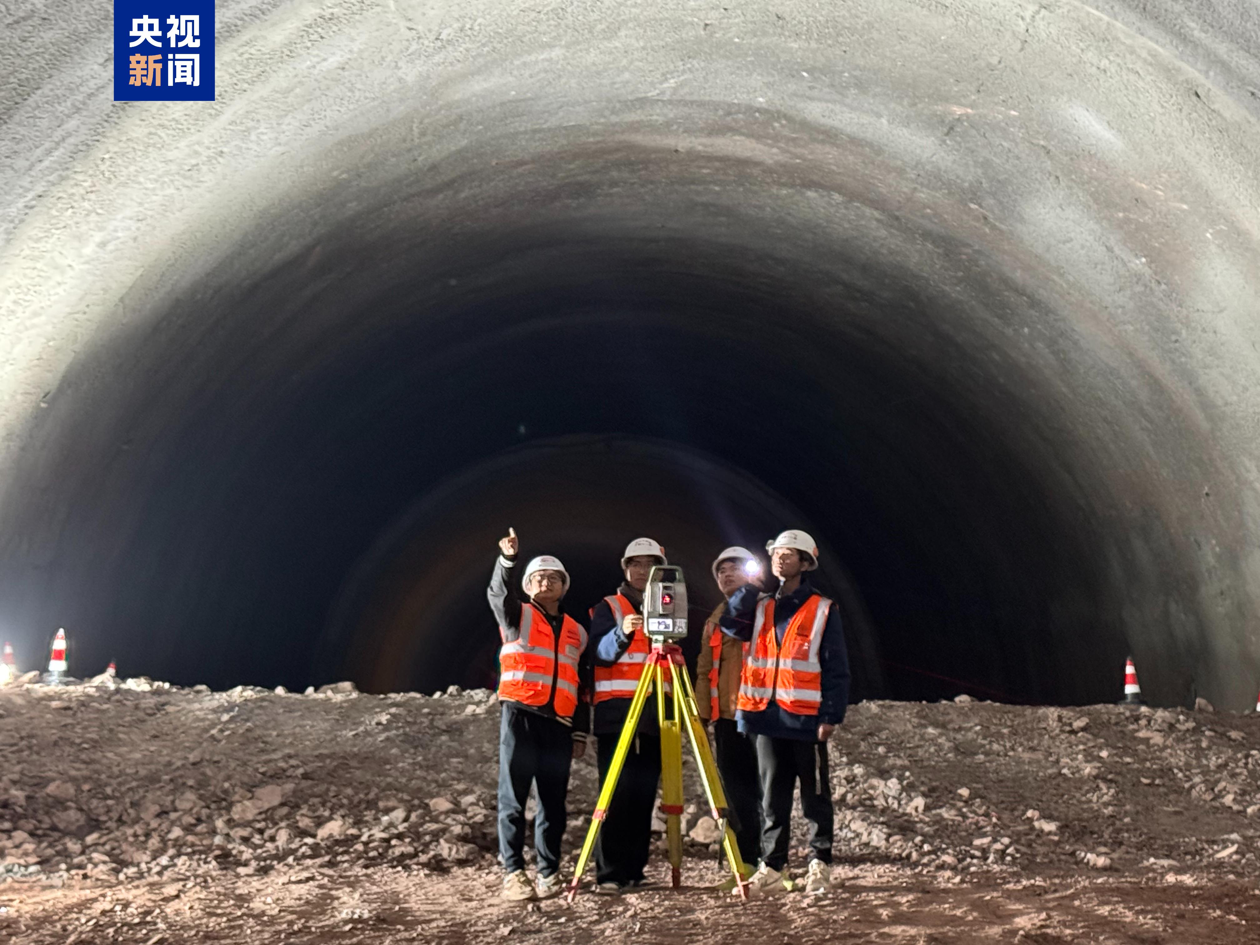 渝万高铁光裕寨隧道顺利贯通