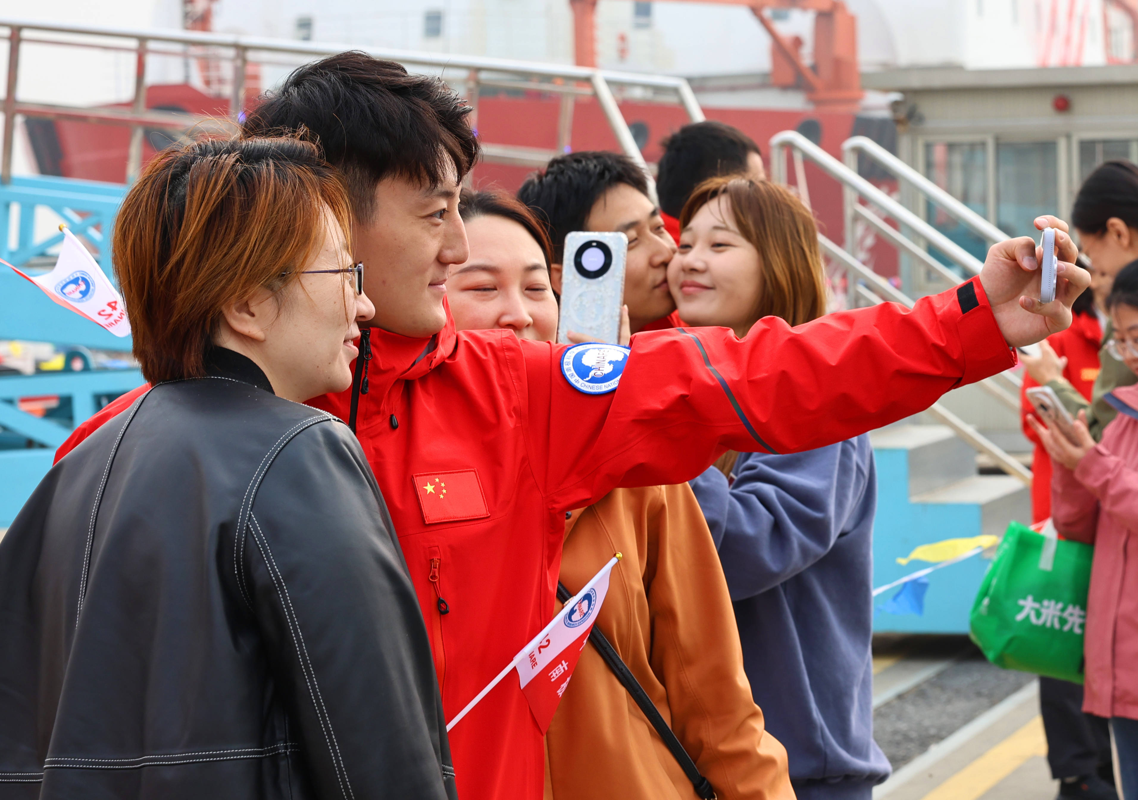 第42次南极考察丨中国第42次南极考察队完成中山站区域卸货任务