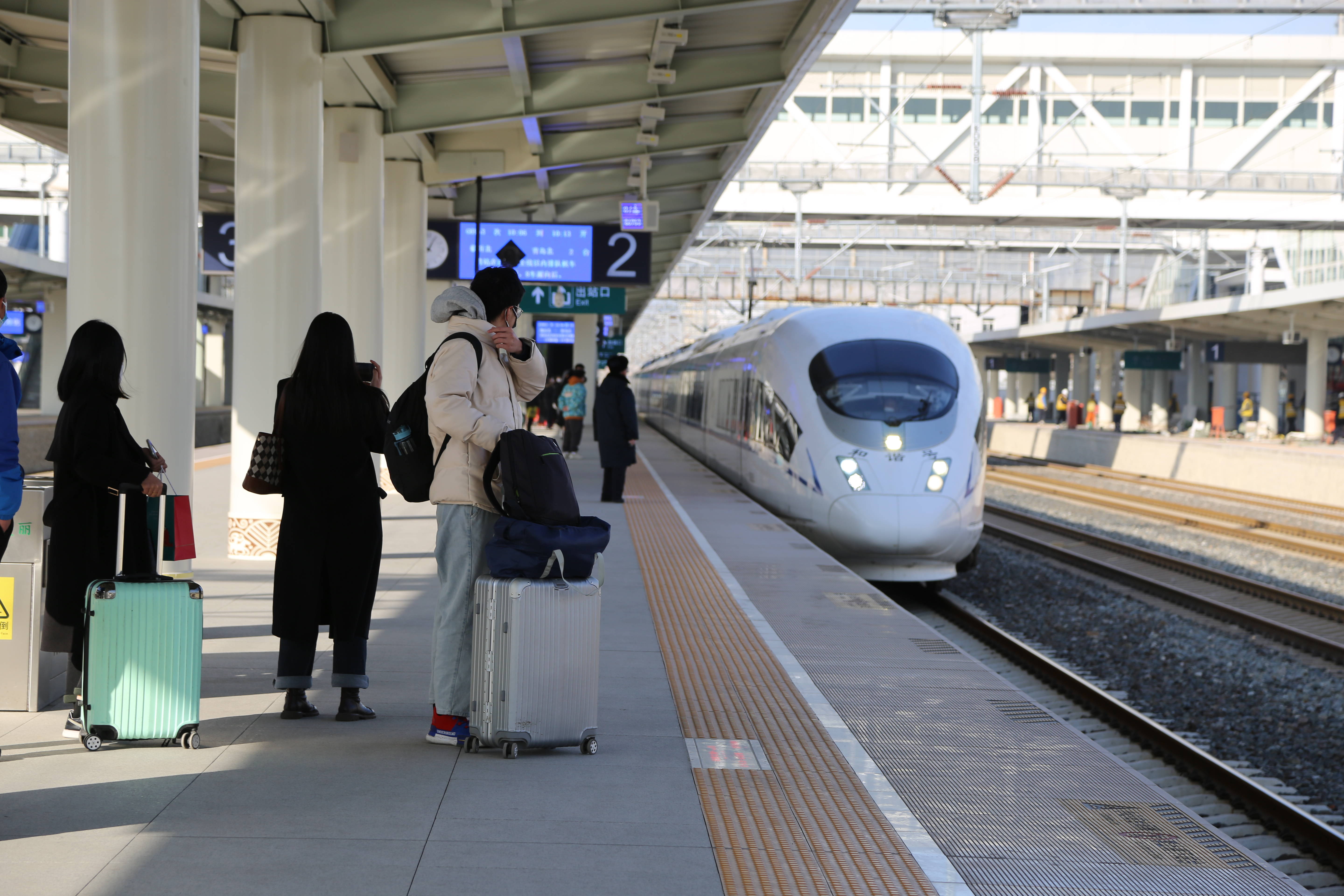 知名跨国公司CEO突然离任;跨年火车票开售,热门线路部分车次已售罄丨消费早参