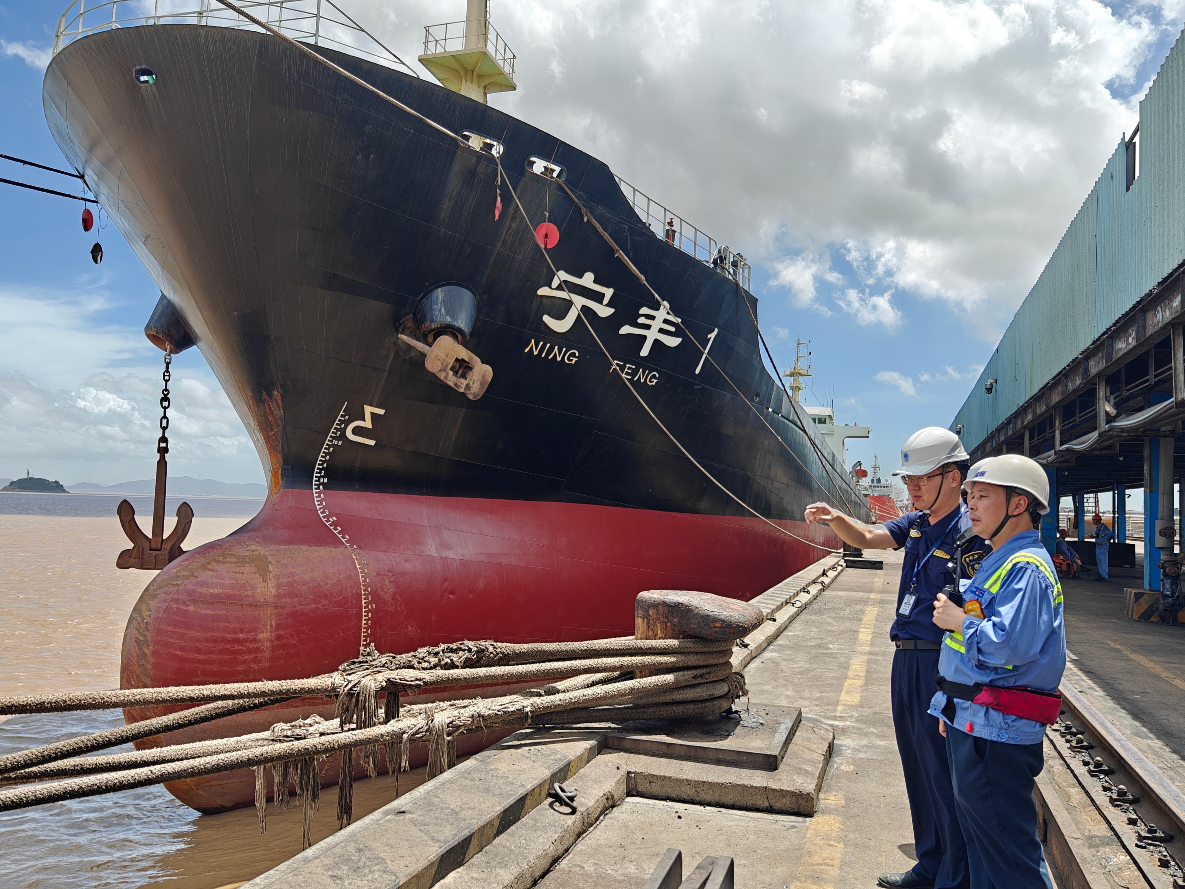 中国首艘专用火箭回收船在海南自贸港完成船舶登记