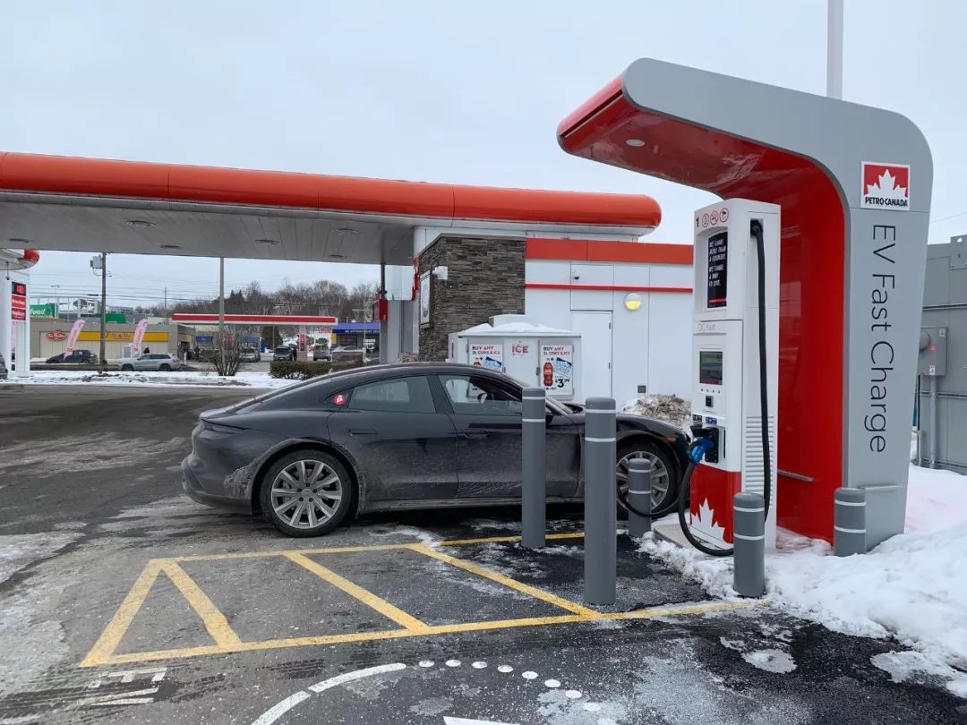 2026年3月起,保时捷有序裁撤自建充电桩 工作人员:会与行业头部充电运营商保持深度合作