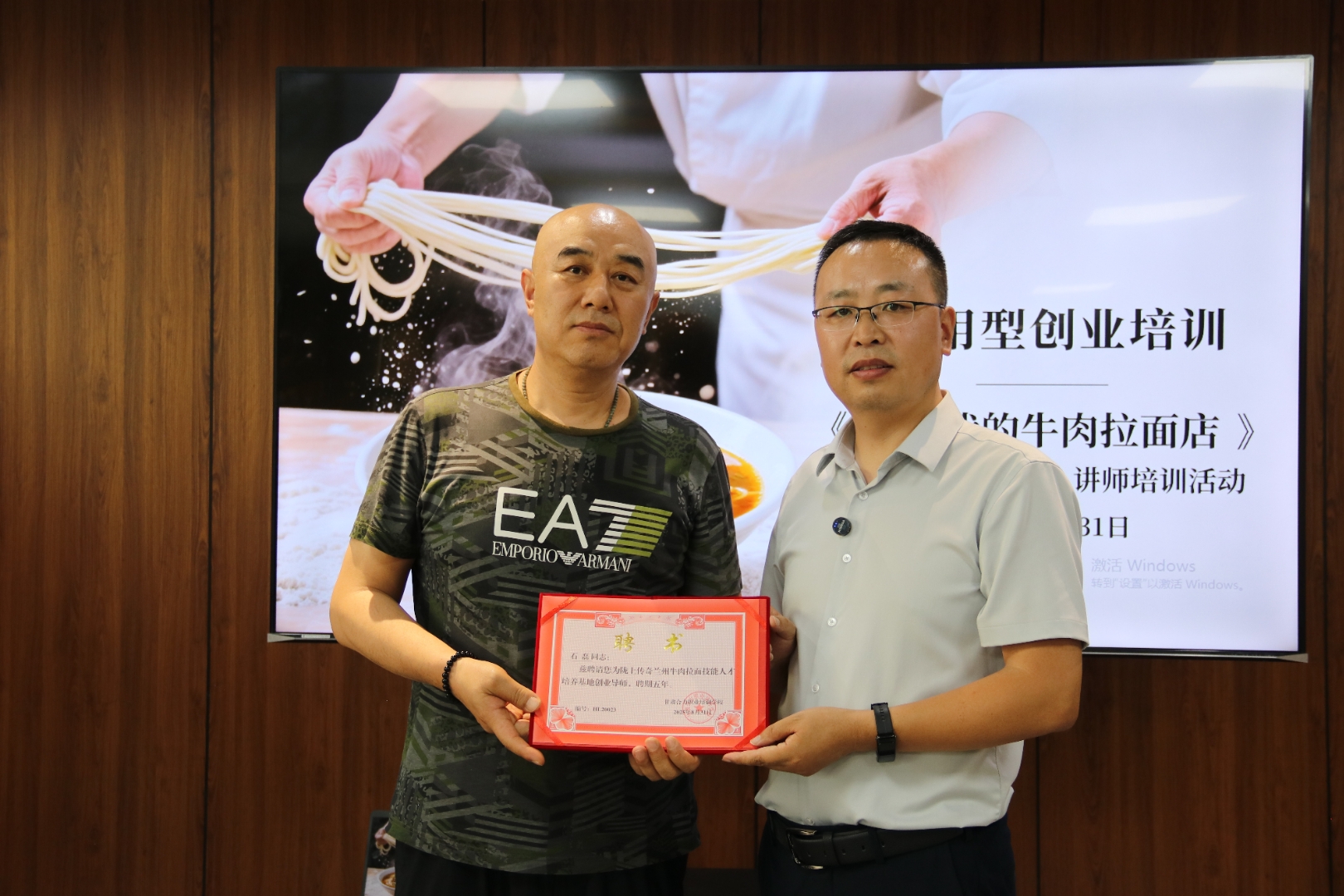 福龙马董事张桂丰减持93万股，减持金额2173.41万元