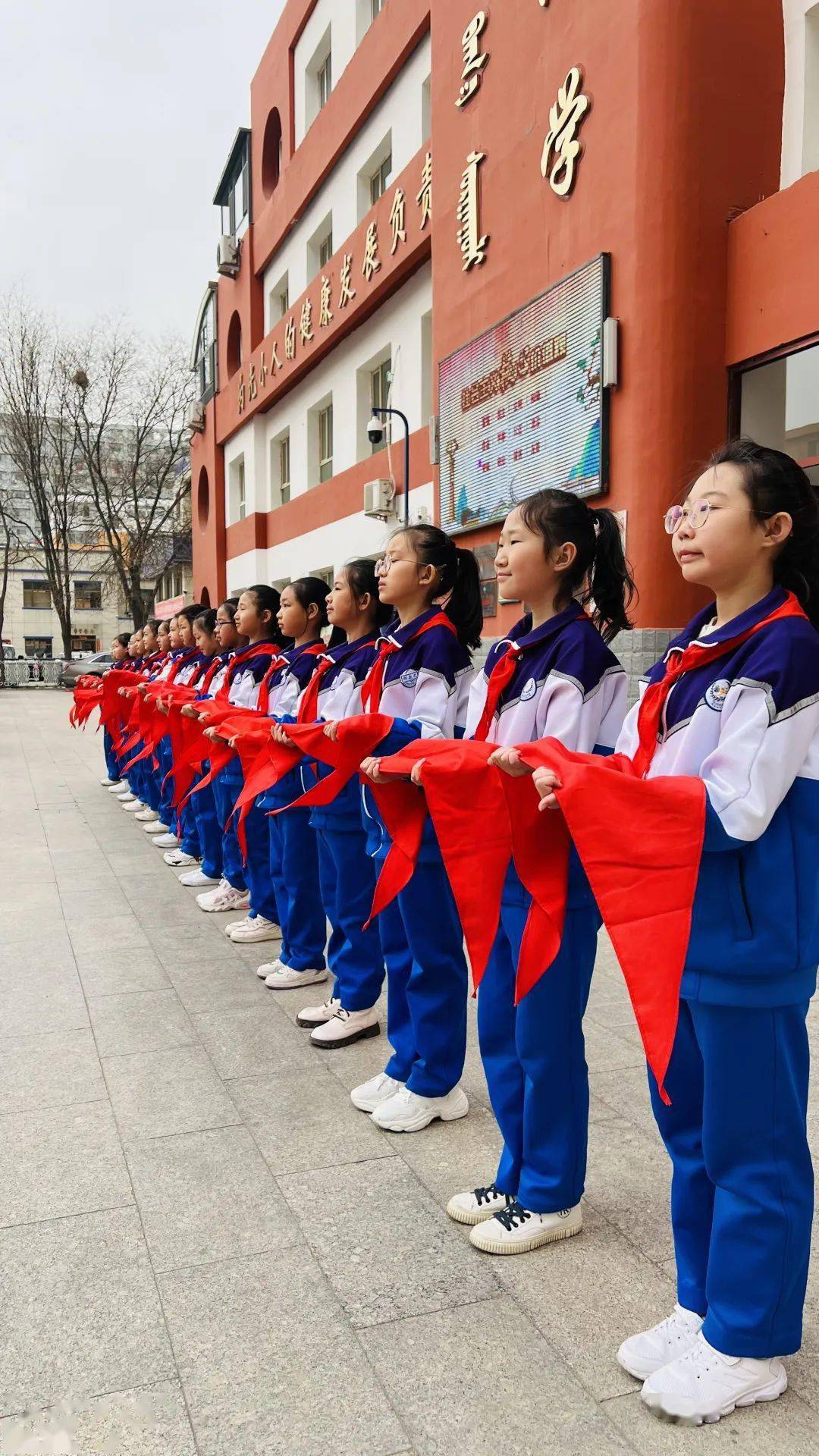 内蒙古赤峰一小学校服有薄膜?官方发布情况通报