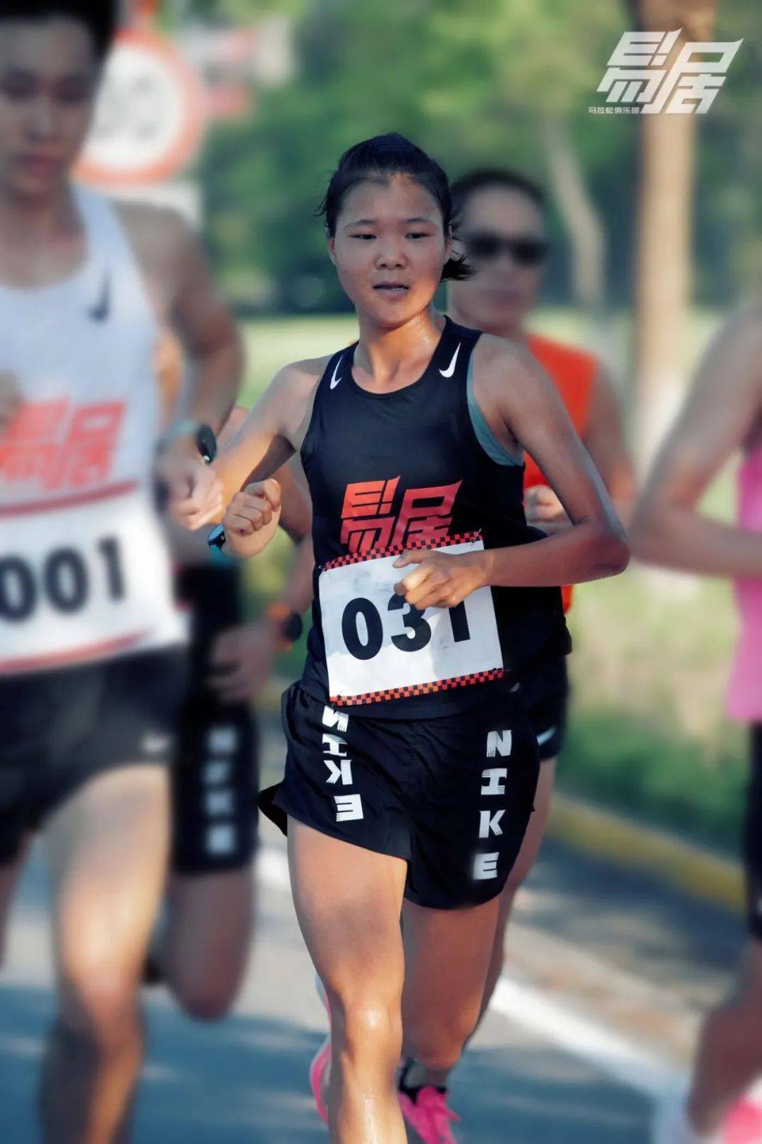 度小满公益领跑员李美珍勇夺2026厦马国内女子冠军