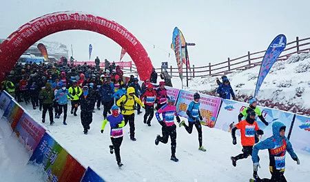 中俄2000余跑者镜泊湖挑战严寒竞速冰跑