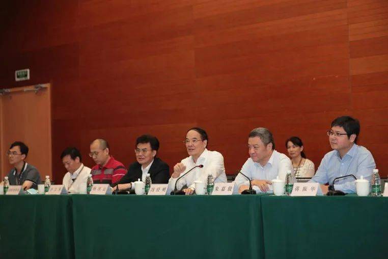 振华重工：董事张剑兴离任