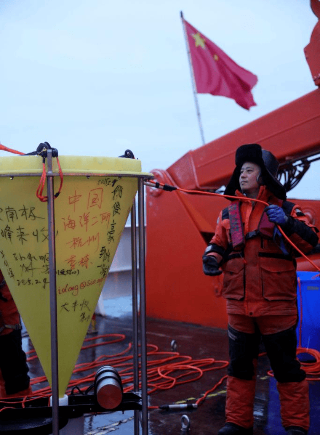 第42次南极考察|“雪龙”号在阿蒙森海开展潜标作业