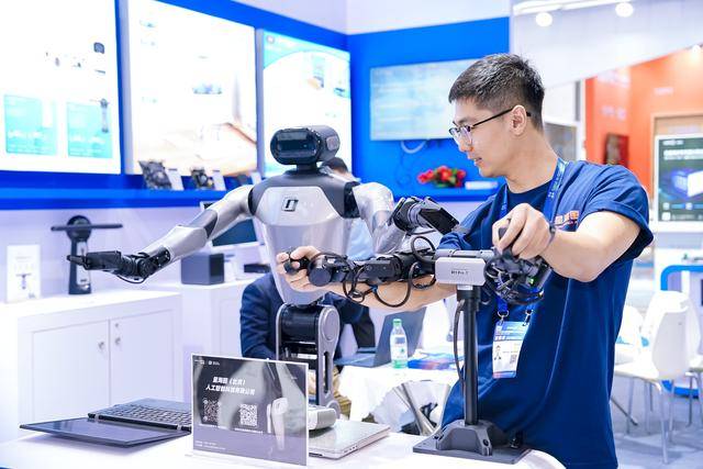 蚂蚁灵波发布具身“通用大脑”LingBot-VLA 联手星海图、松灵完成多机型真机验证