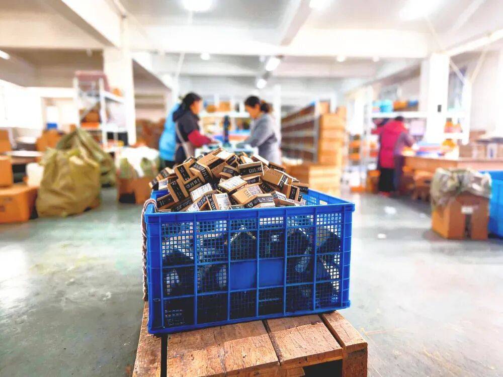 指甲盖上的方寸生意，老牌甲油胶在拼多多上“跑出”西部大市场