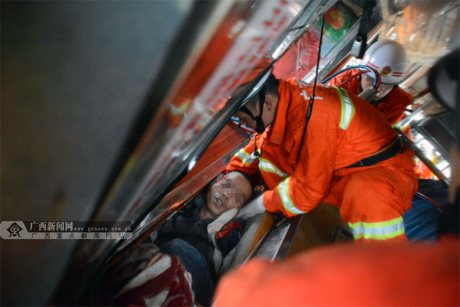 巴西一客车侧翻已致16人死亡