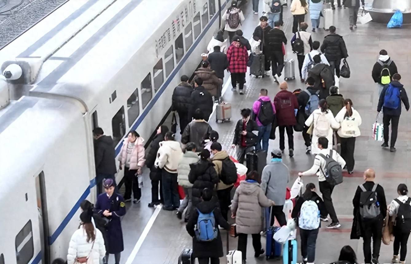 中国人过年方式多样化，现在流行先回家再出游