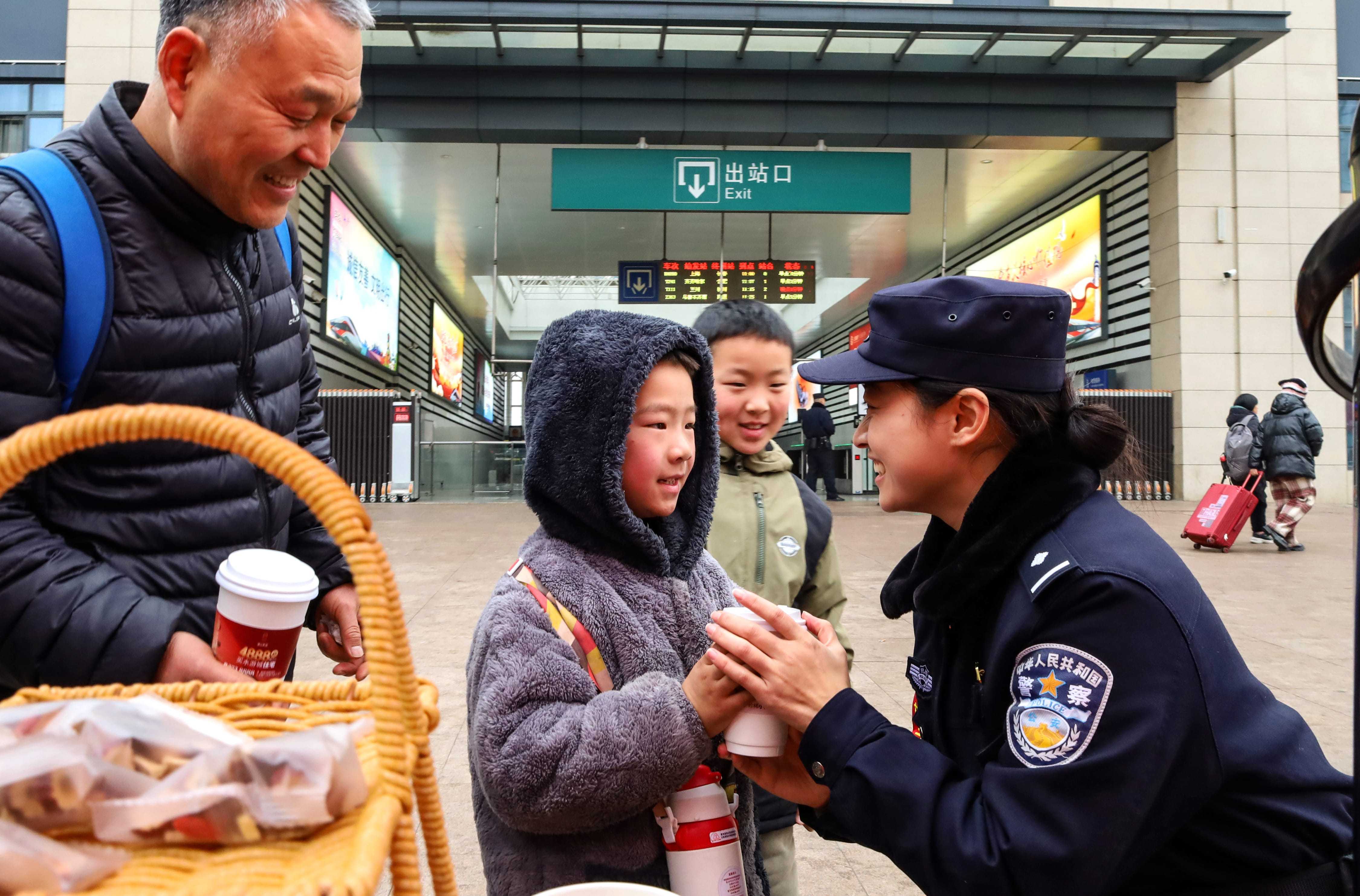 春节临近铁路公安机关多项举措应对客流高峰