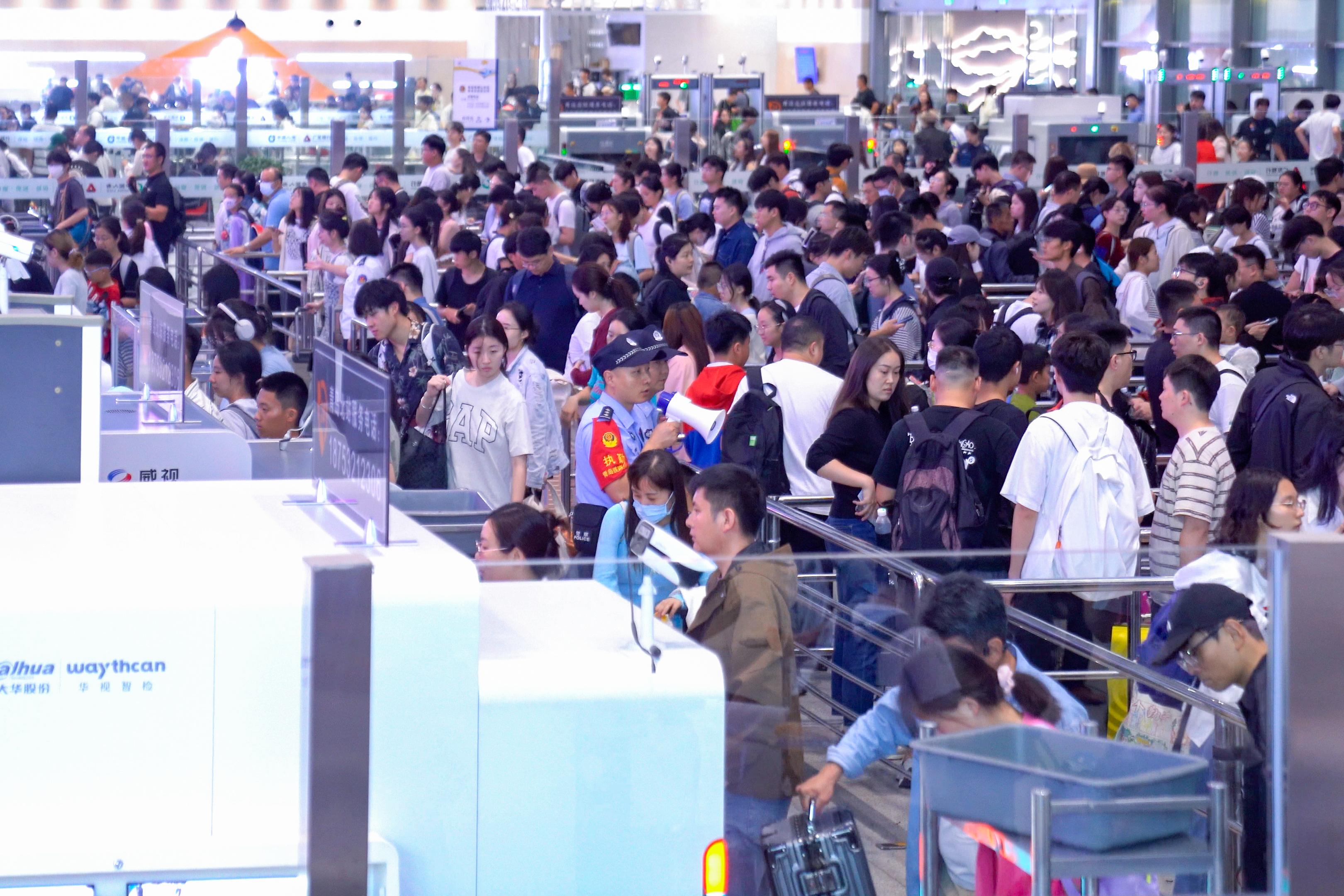 春节临近铁路公安机关多项举措应对客流高峰